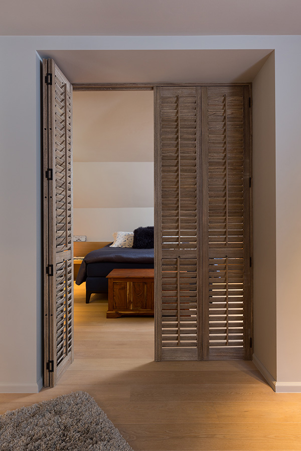 Shutters in beitskleur als roomdivider
