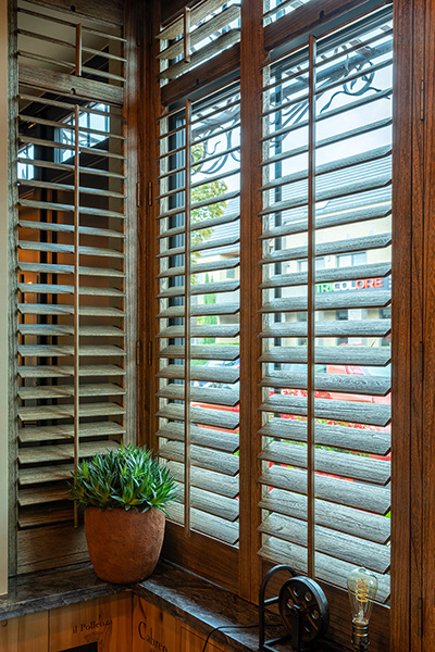 Houten shutters in karakteristieke woonstijl