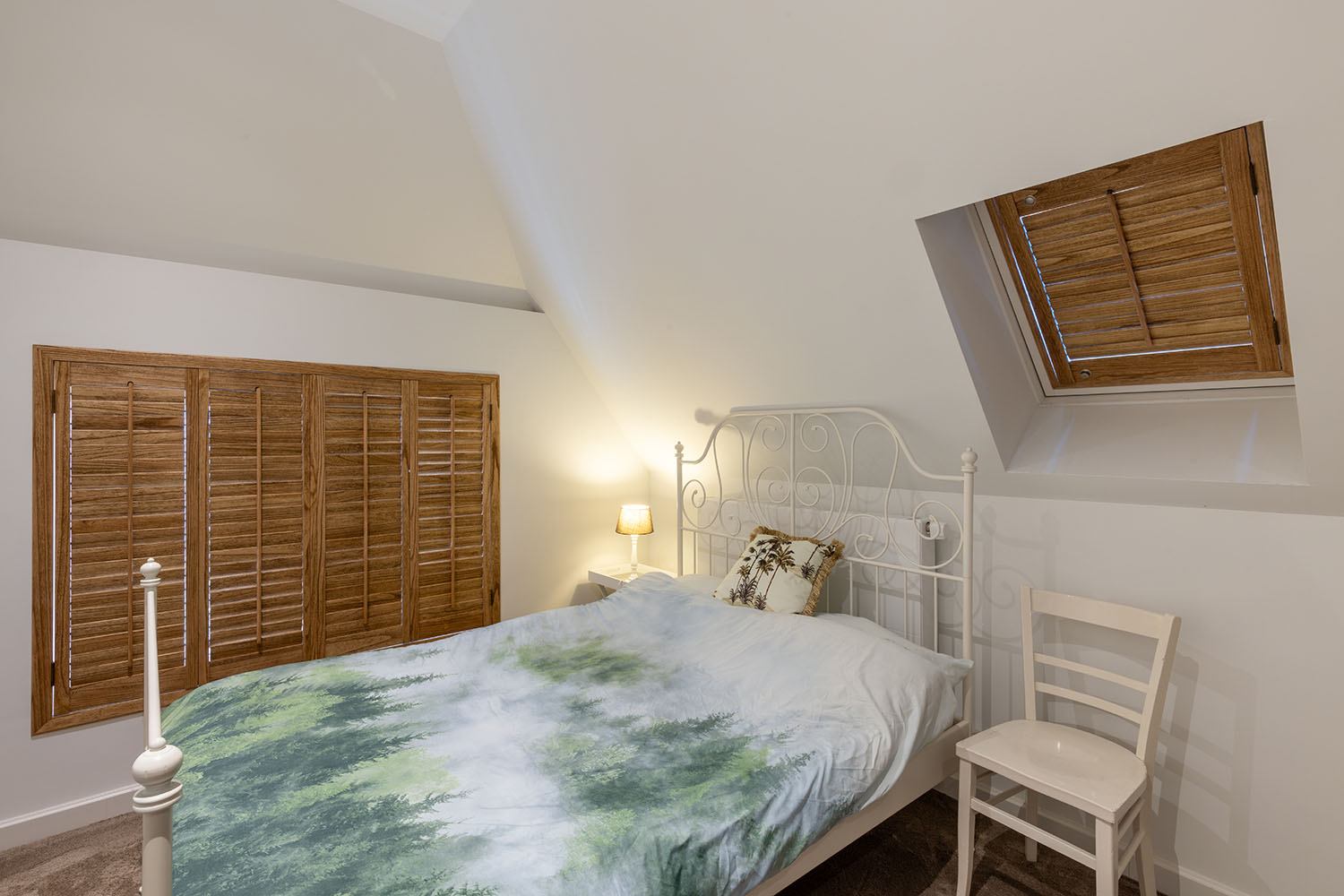 Houtkleurige shutters voor slaapkamerraam