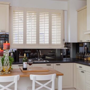 Offwhite shutters in de keuken als raamdecoratie