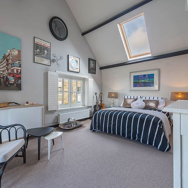 Slaapkamer met bed en shutters