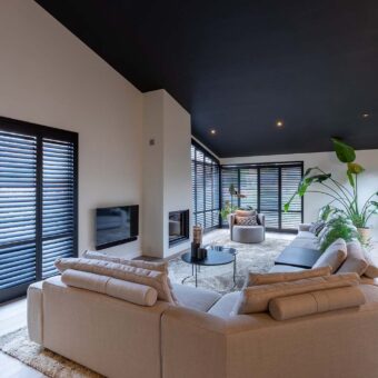 Villa met shutters in de woonkamer