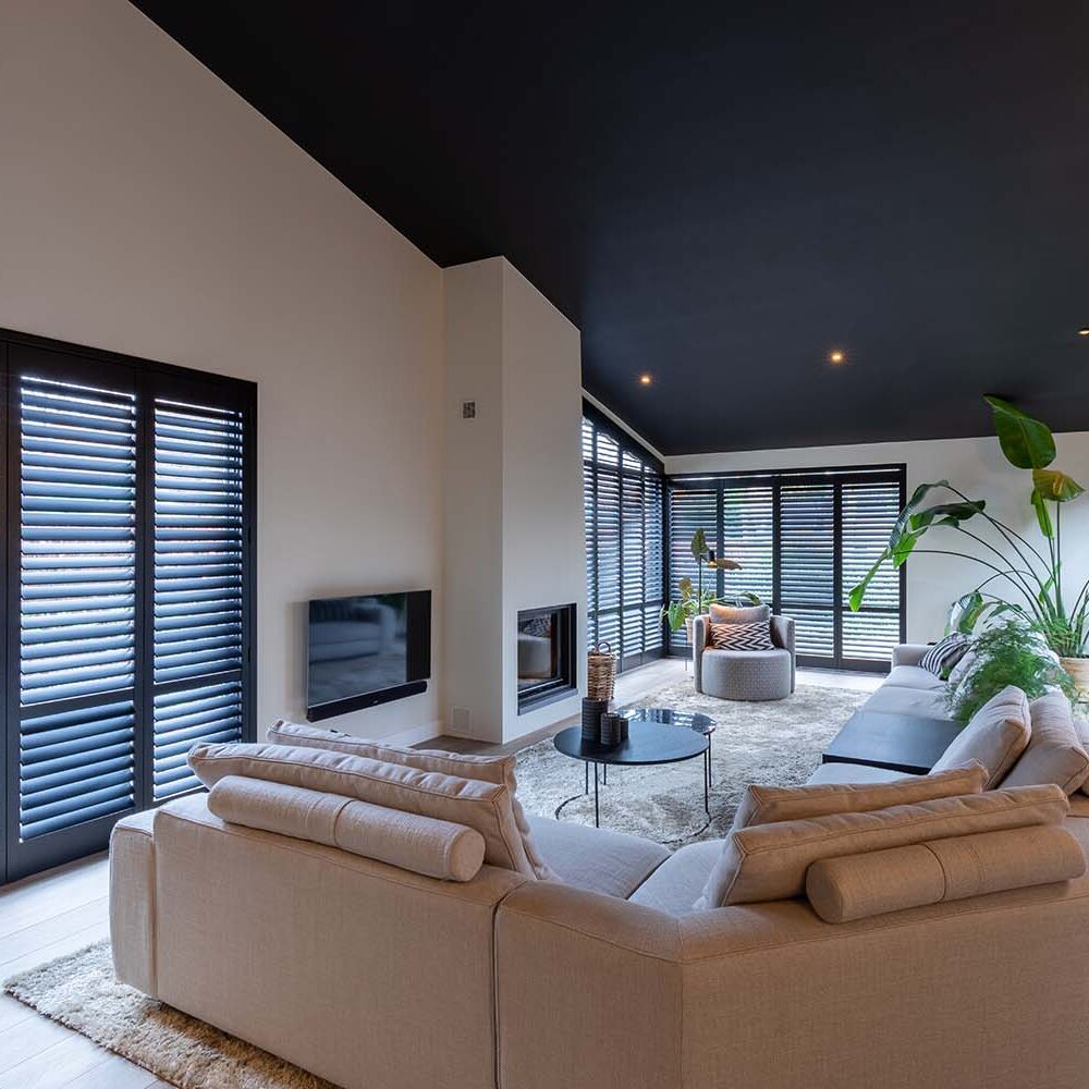 Shutters in de woonkamer als raamdecoratie en isolatie