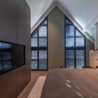 Groot puntraam met zwarte shutters