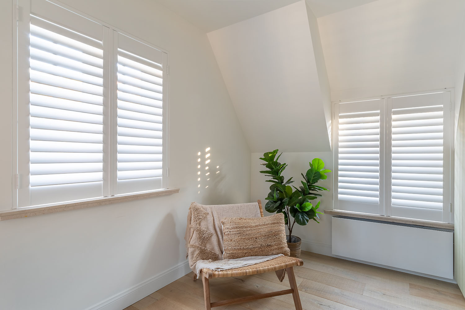 Shutters in kamer met lichte woonstijl