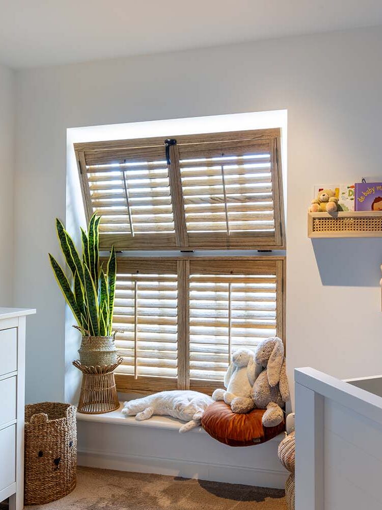 Shutters in een kiepraam op babykamer
