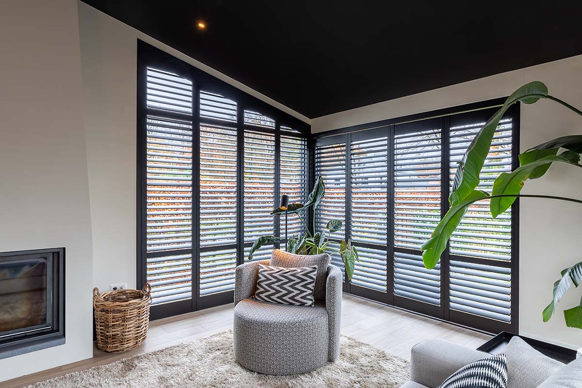 Shutters in schuin raam in de woonkamer