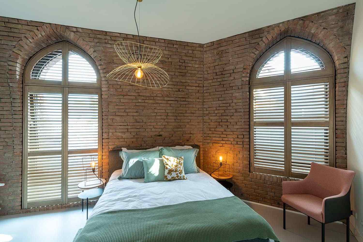 Karakteristieke kerkramen met bruine shutters