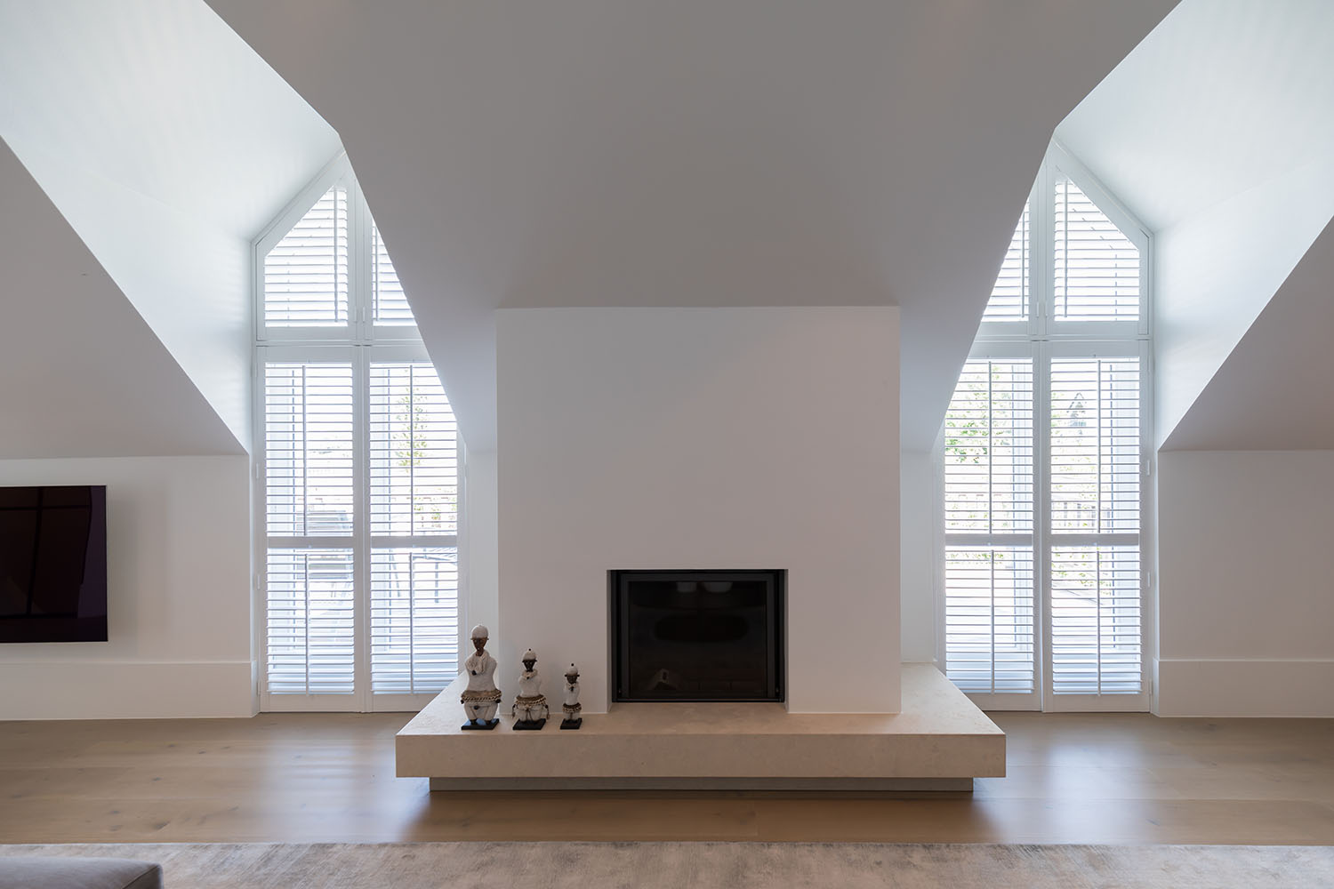 Shutters in speciale raamvormen in de woonkamer