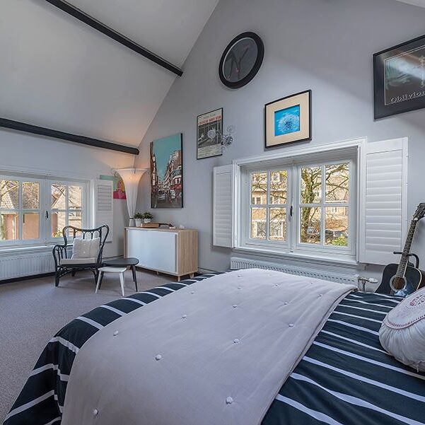 Witte shutters in slaapkamer