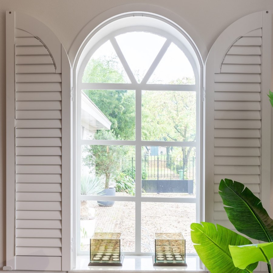 Toograam met witte shutters