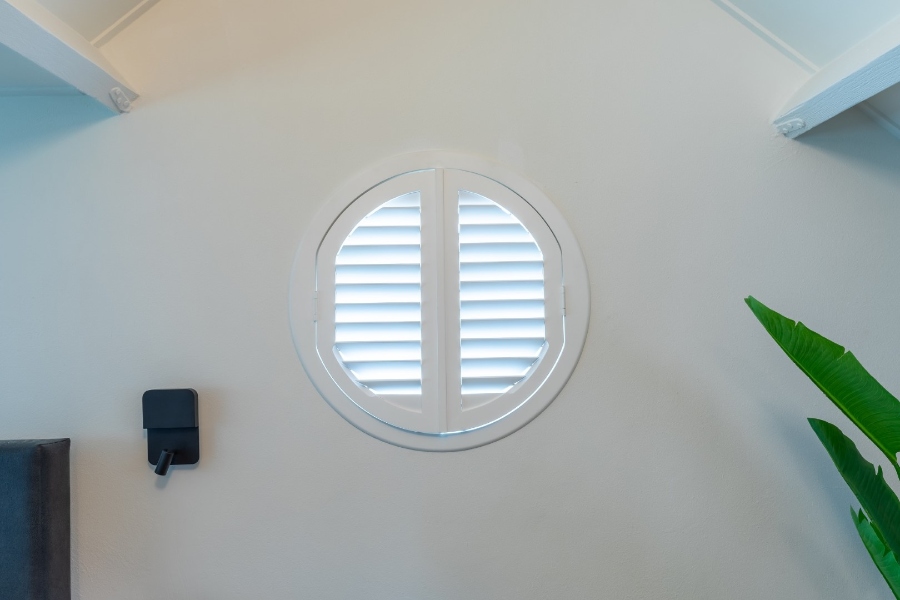 Klein rond raam met witte raambekleding
