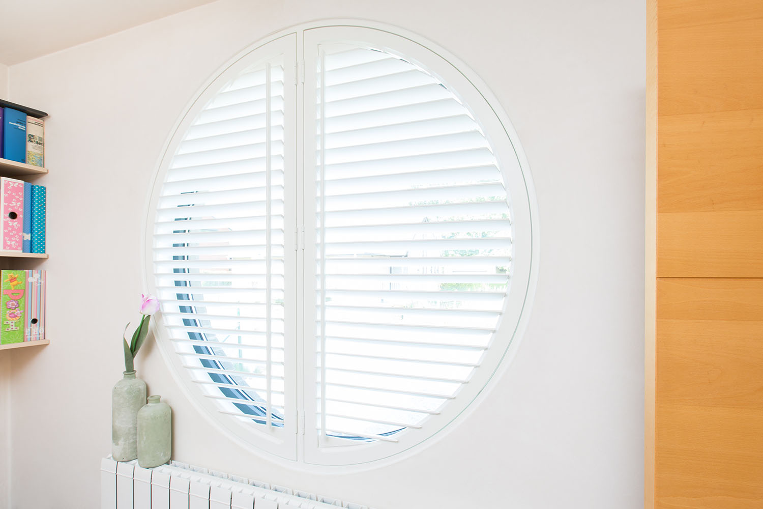 Witte shutters in rond raam