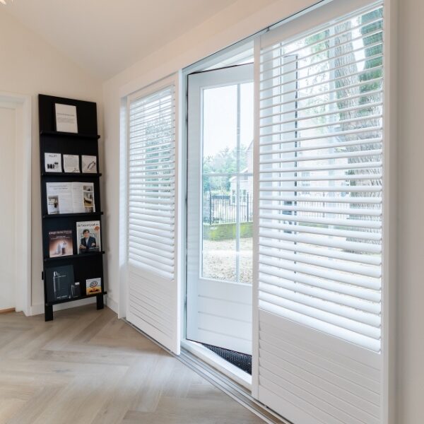 Openslaande deuren met shutters raambekleding