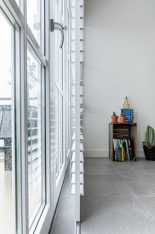 Shutters voor een raam op schuifrails