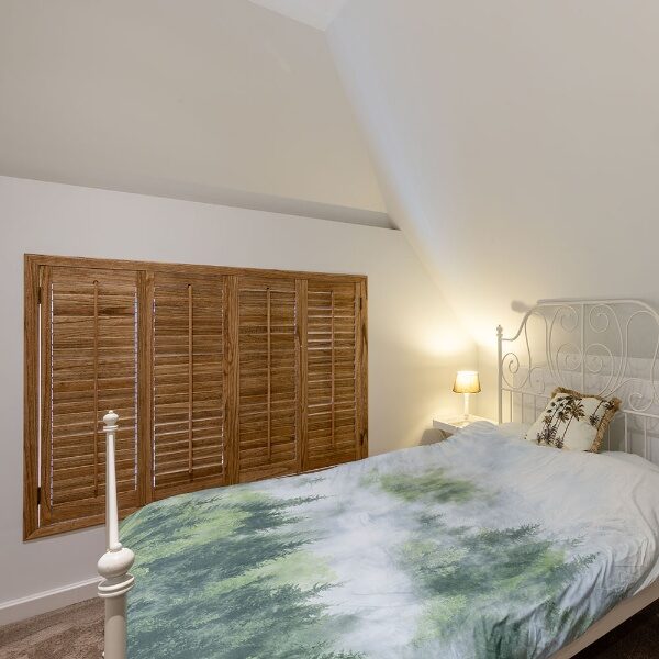 Slaapkamer met houten raamdecoratie
