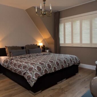 Slaapkamer met offwhite shutters