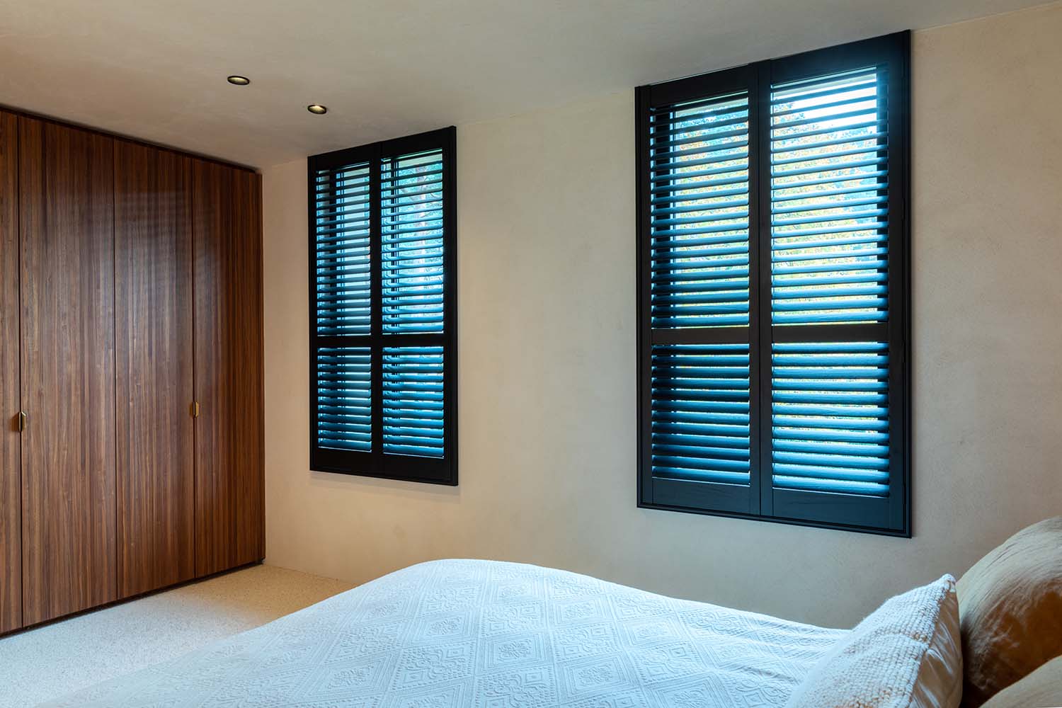 Slaapkamer met zwarte shutters
