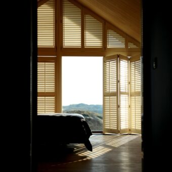 Slaapkamer met witte shutters