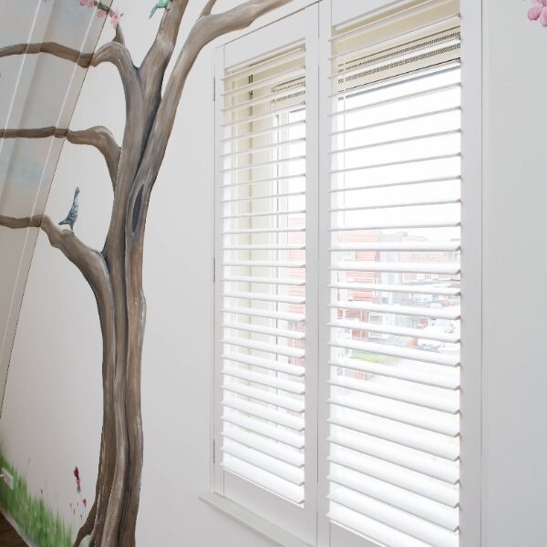 Raam met smalle lamellen als bekleding
