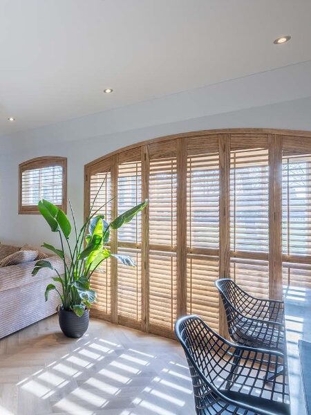 Beitskleur shutters in toograam woonkamer