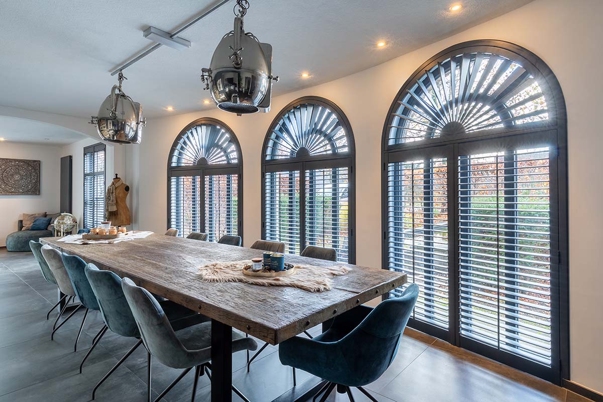 Grote toogramen bekleedt met shutters