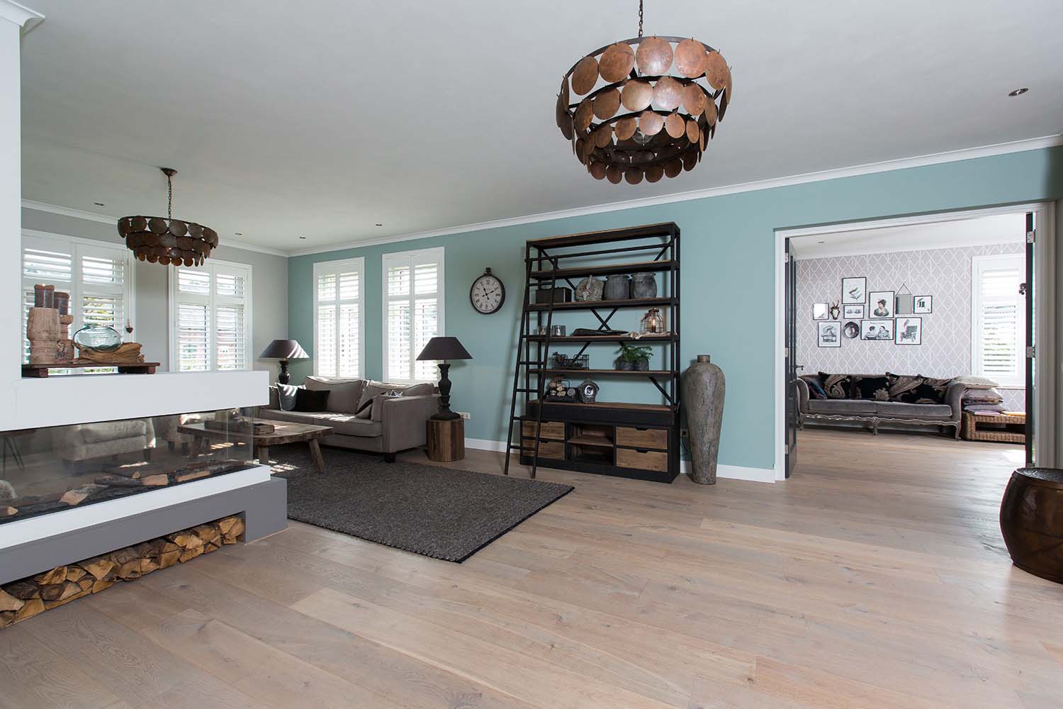 Woonkamer met lichte shutters