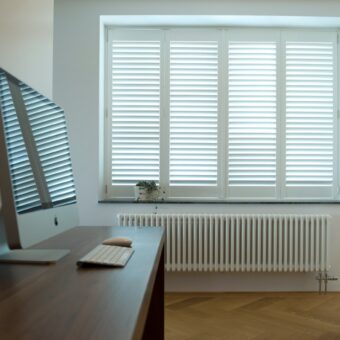 Witte raambekleding op kantoor