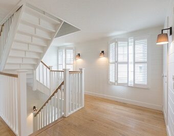 Overloop met witte shutters als bekleding raam