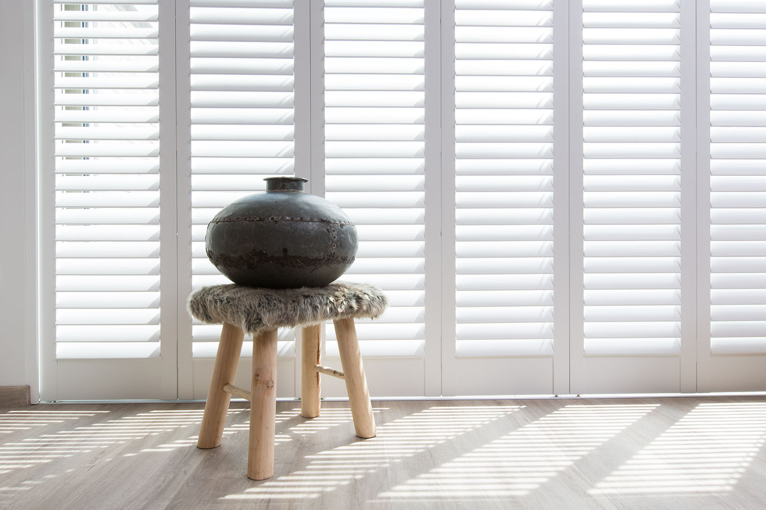 Witte shutters als isolatie voor groot raam