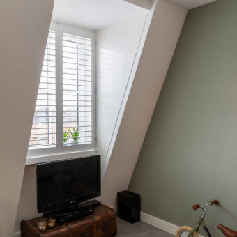 Dakkapel met shutters voor draaikiepraam