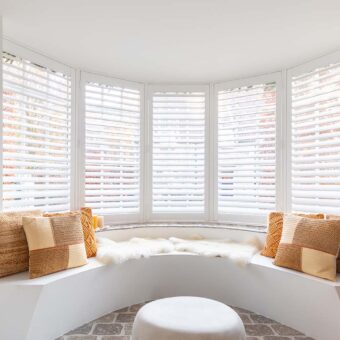 Ronde erker met witte shutters