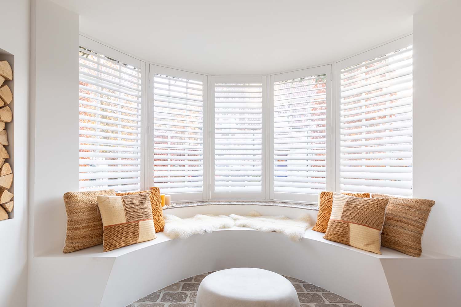 Witte shutters in erker met lichte interieurstijl