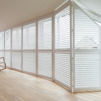 Schuin raam met witte shutters