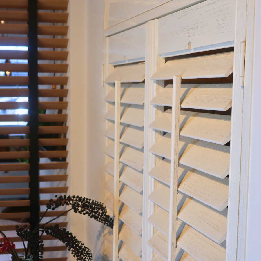 Witte shutters met bedieningsstokje