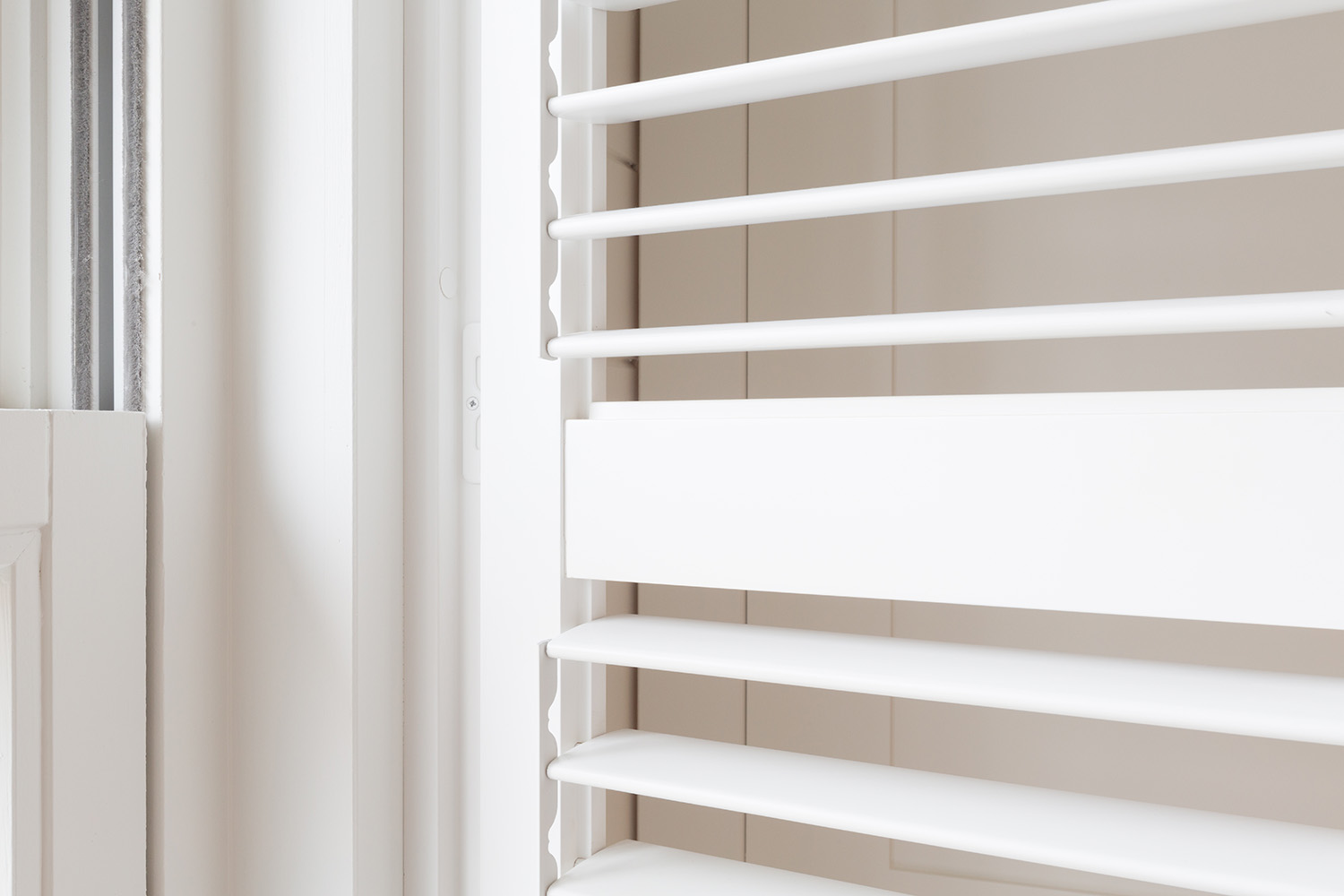Witte shutters lamellen geopend en open luik