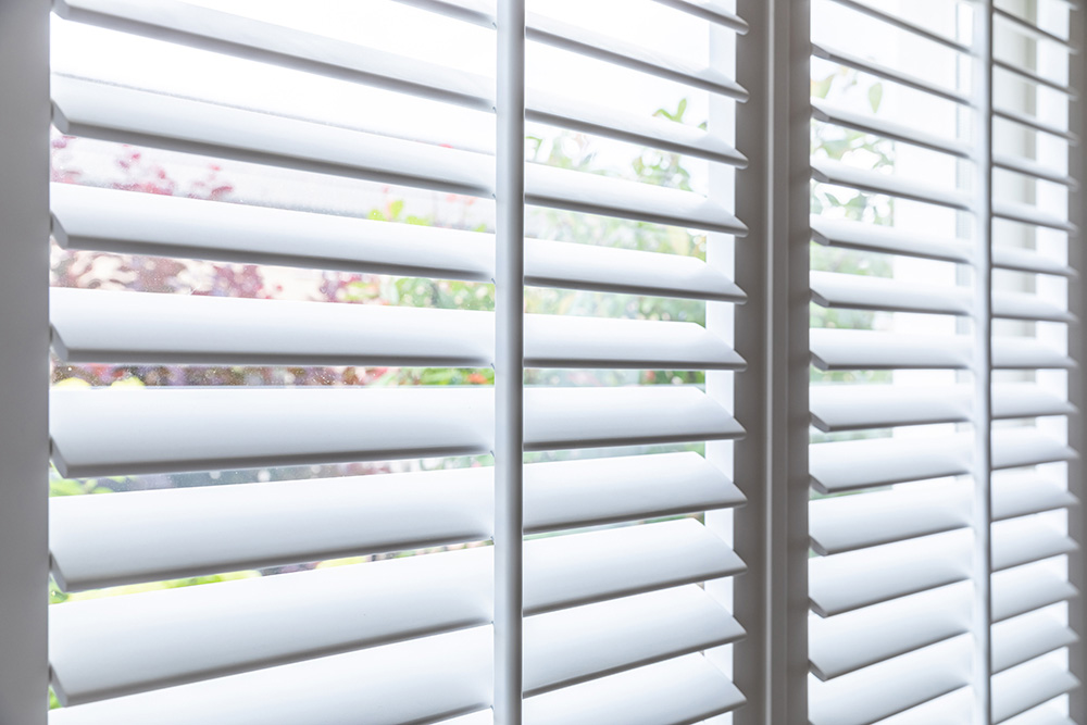 Witte shutters met tilt rod bediening