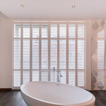 Badkamer met witte shutters