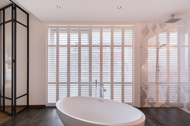 Witte shutters op de badkamer