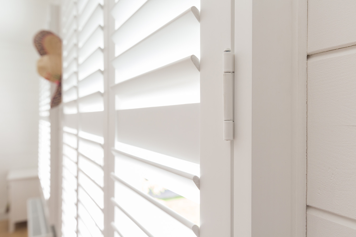 Witte shutters op de dag