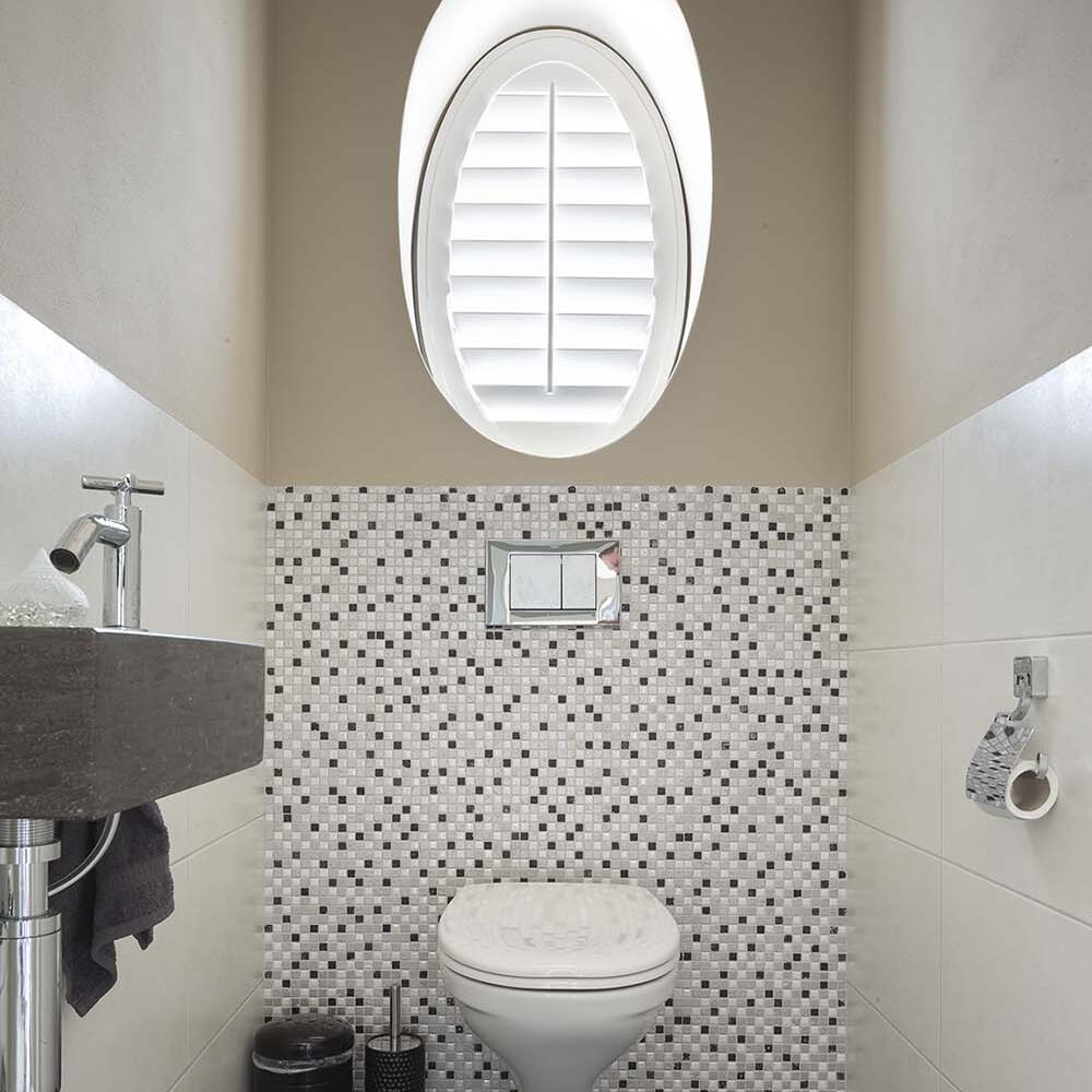 Witte shutters voor ronde ramen