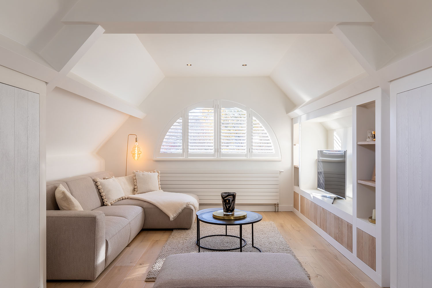 Witte shutters in de woonkamer