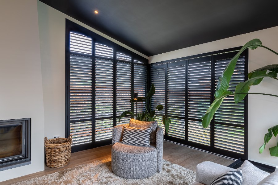 Zwarte raambekleding in woonkamer
