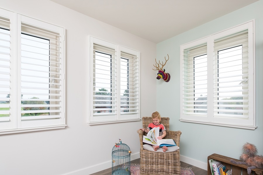 Woonkamer met witte raamshutters