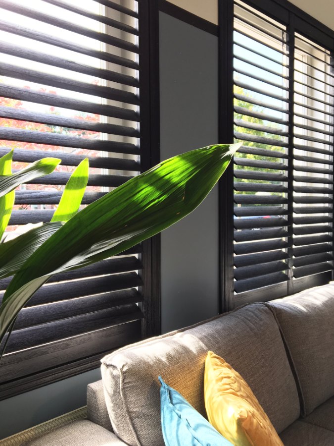 Houten shutters in zwarte kleur
