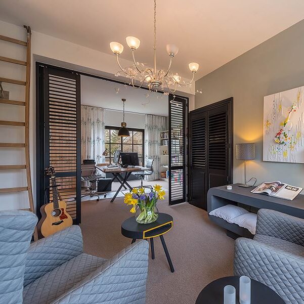 Woonkamer met shutters als deuren
