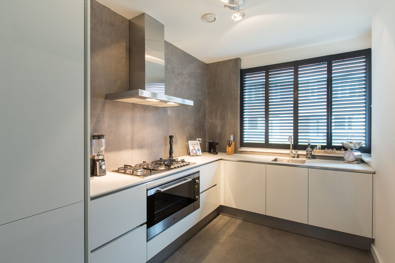 Zwarte shutters in industrieel interieur schoonmaken