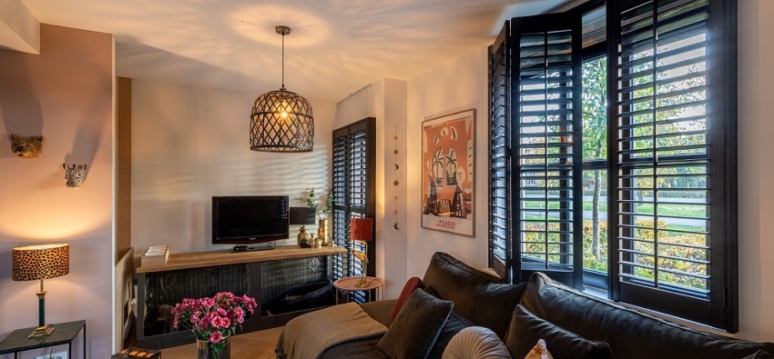 Zwarte shutters in woonkamer