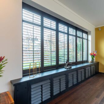 Zwarte raambekleding shutters