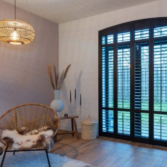 Toograam met zwarte shutters